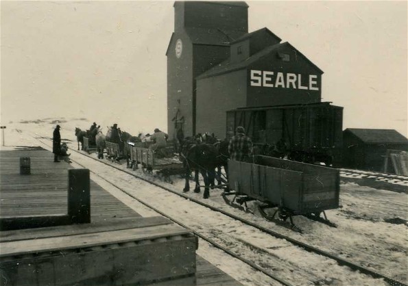 Image - Ukrainian farmers unloading hay from a train in Krydor, Saskatchewan (1947) (photo, courtesy of the Ukrainian Museum of Canada, Saskatoon Branch).